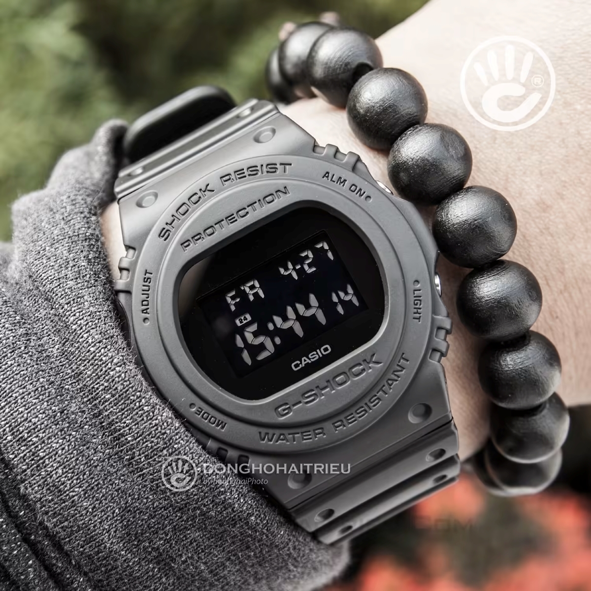 Mẫu G-Shock DW-5750E-1B resin chỉ nặng 53g.