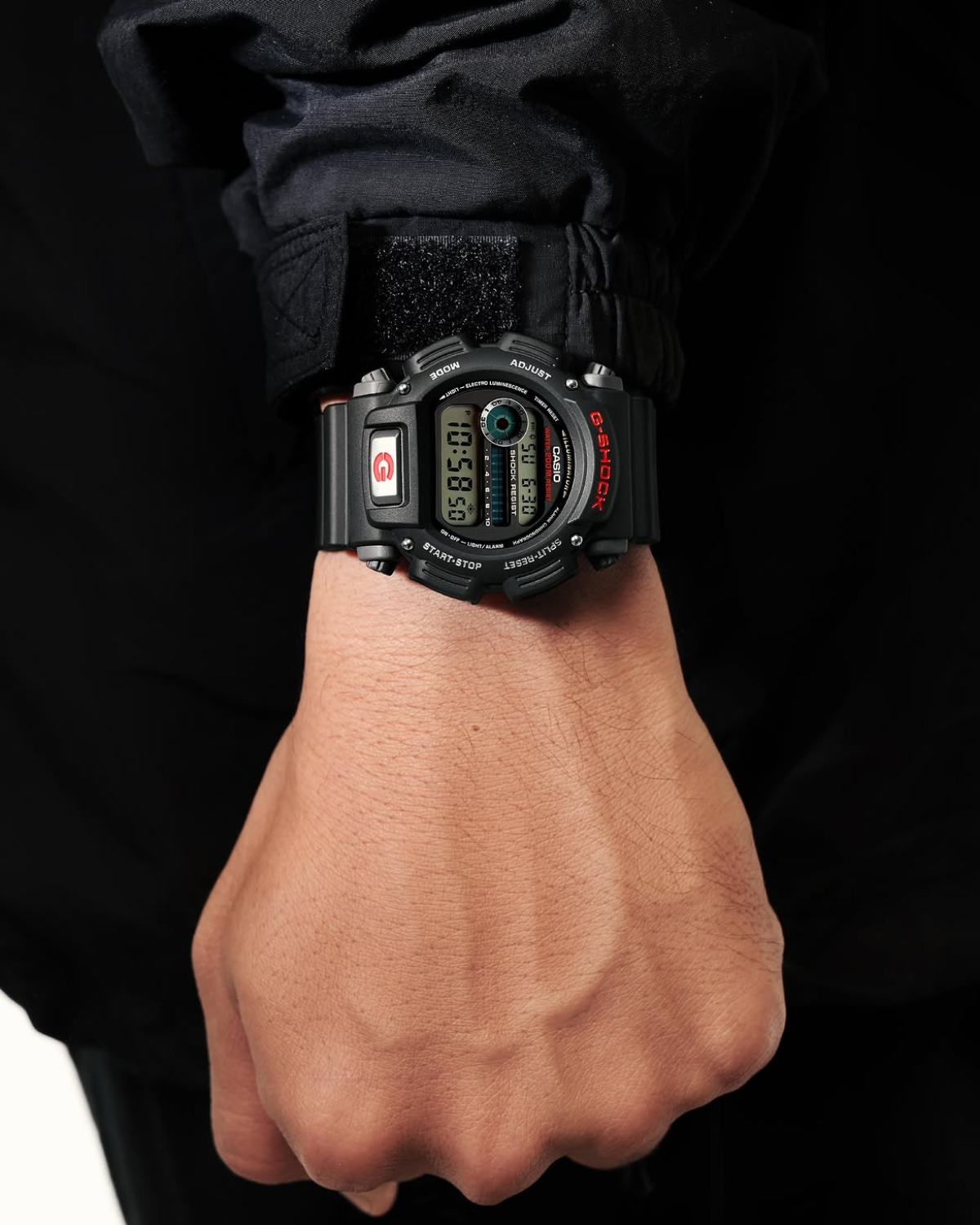 Đồng hồ G-Shock 6900 trên cổ tay nam.