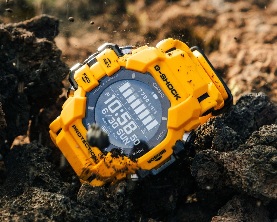 Vệ sinh khi đồng hồ G-Shock tiếp xúc với bùn đất.