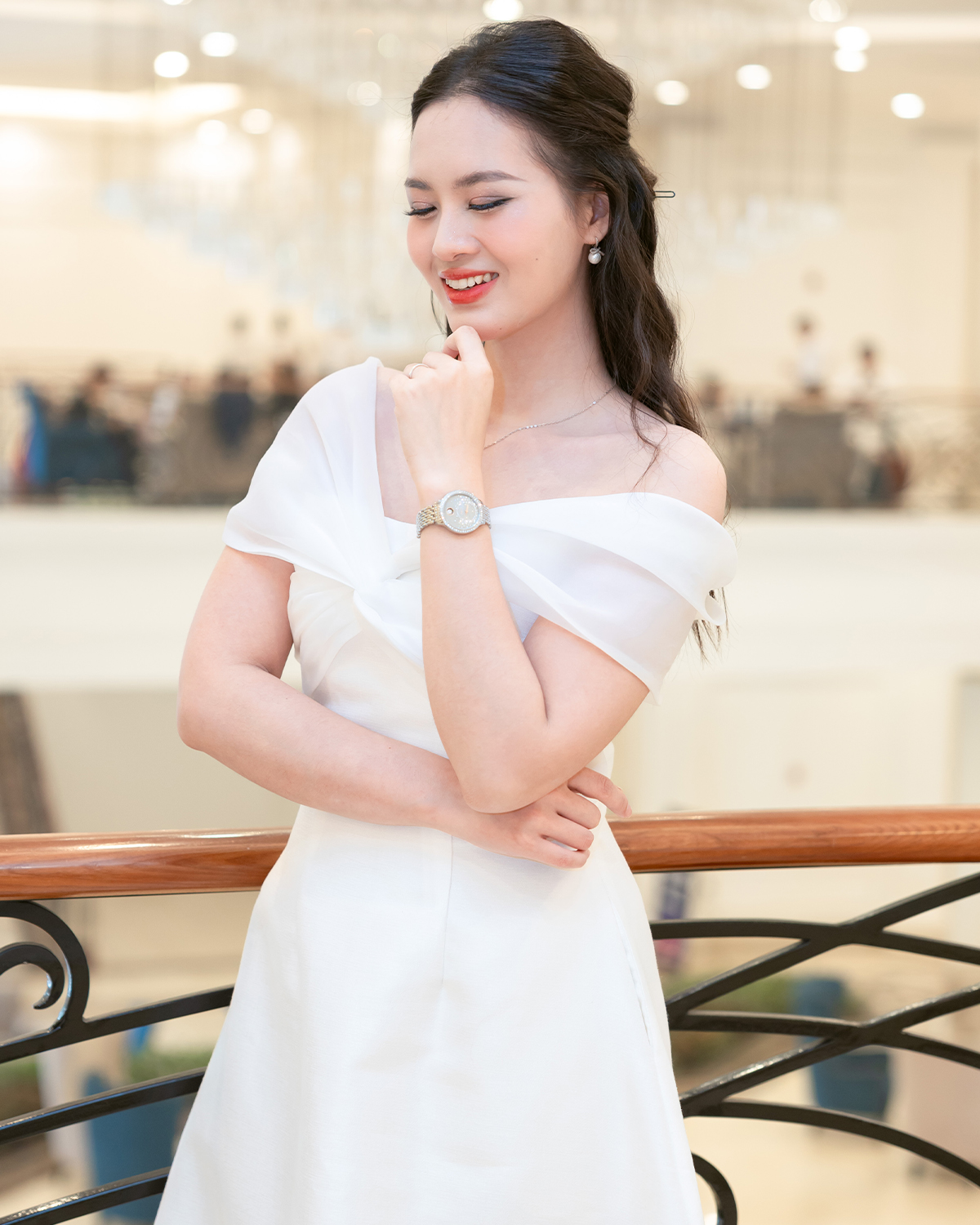 Đồng hồ Saga Dancing Heart 53766-SVSVSV-2 đính đá pha lê sang trọng. 