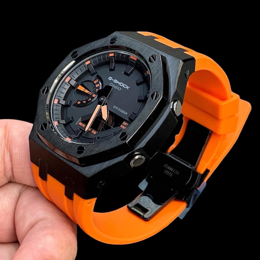 Mẫu GA-2100 mặt kim loại và dây resin màu cam nổi bật.