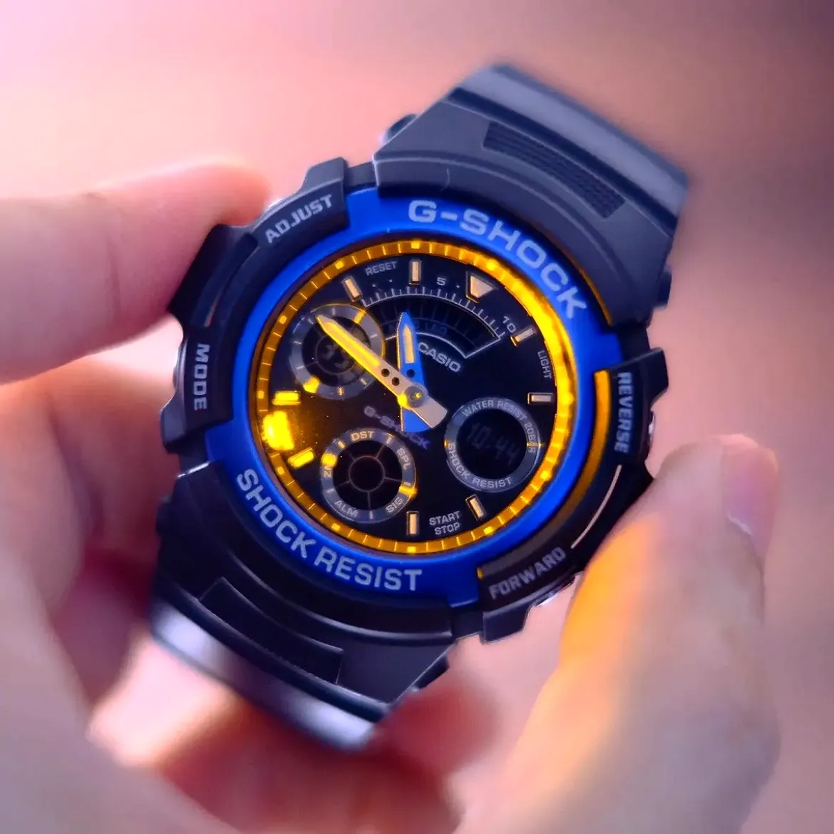 Đồng hồ G-Shock AW 591 bật đèn LED.