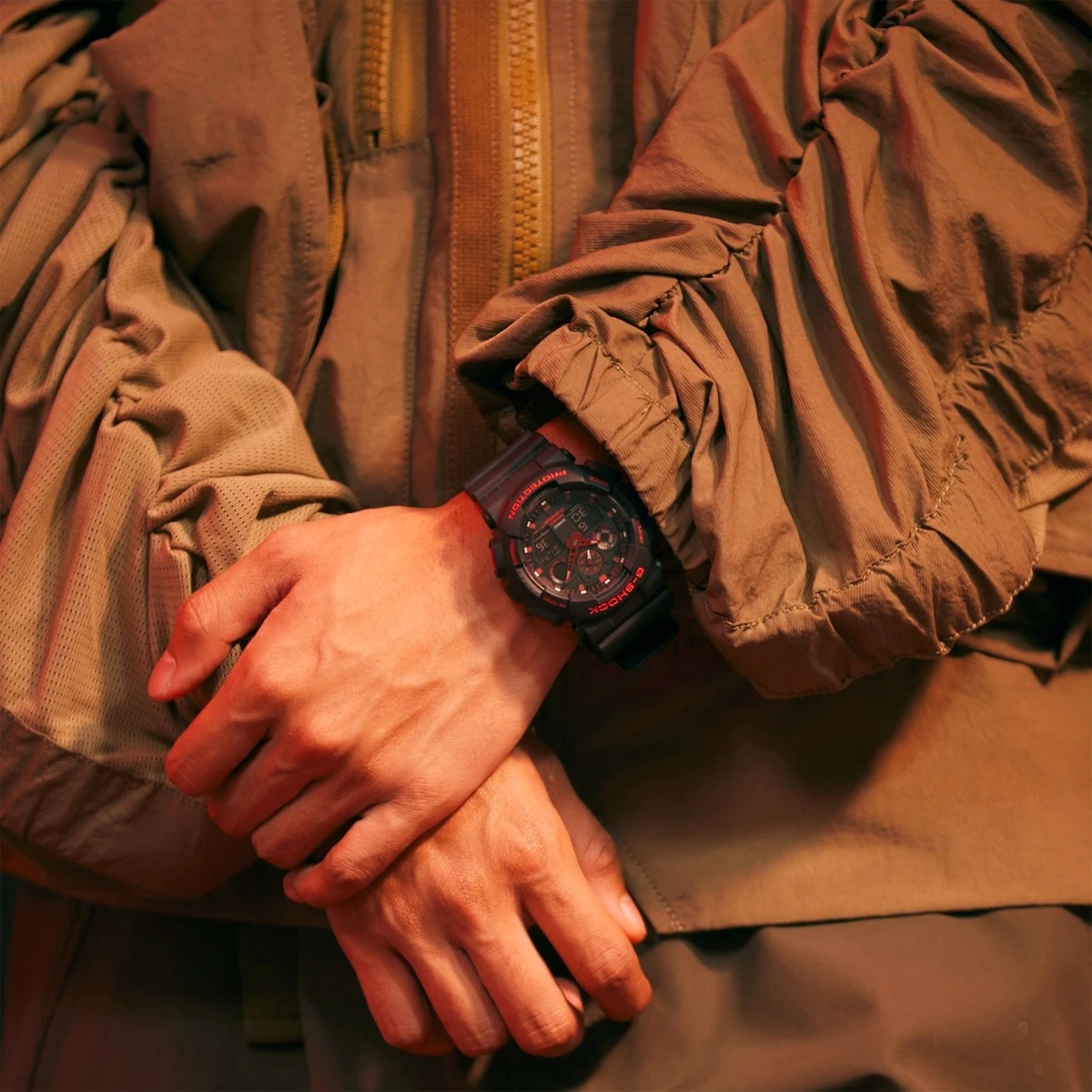 Mẫu G-Shock GA-100BNR-1ADR phối màu đen đỏ trẻ trung.