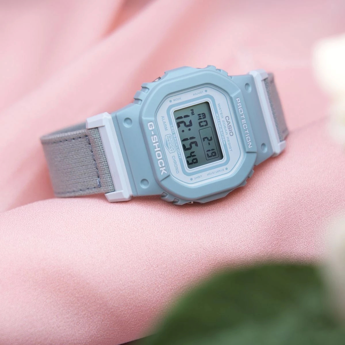 Đồng hồ G-Shock dây vải GMD-S5600CT-3DR.