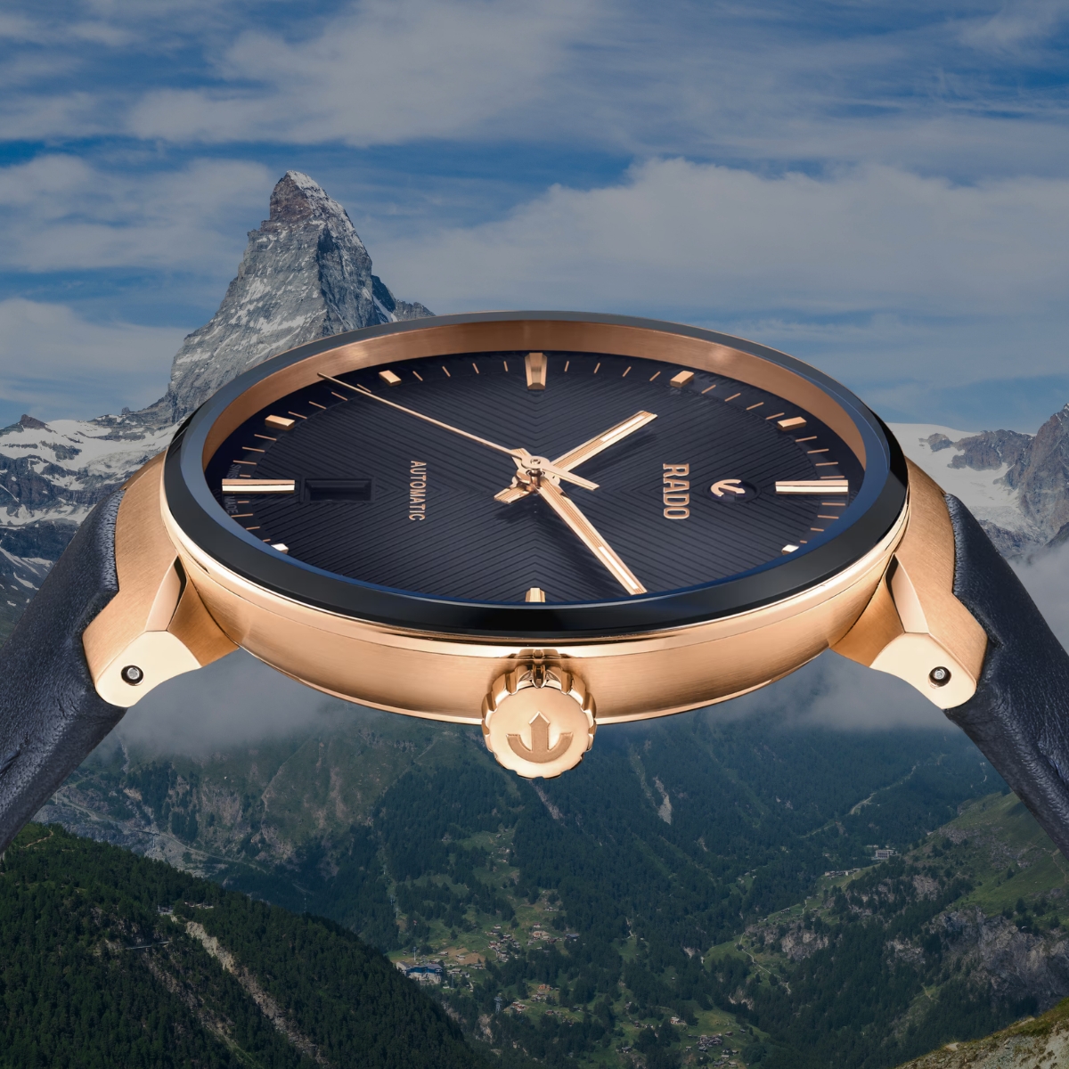 Mặt kính sapphire tràn viền trên đồng hồ Thụy Sỹ Rado.