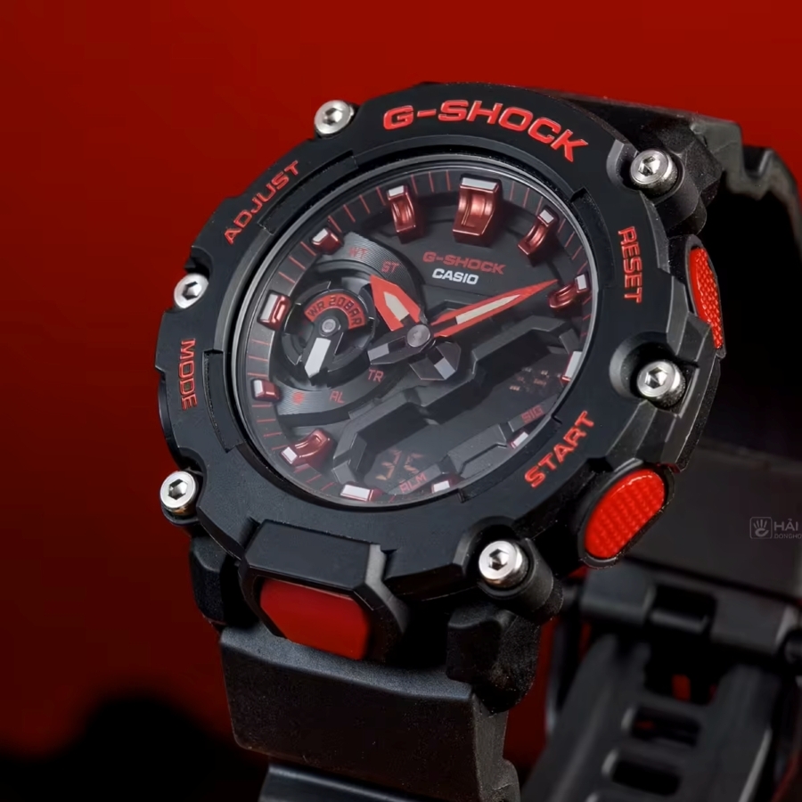 Dòng GA-2200 có sáu vít mặt trước giúp đồng hồ trông hầm hố.