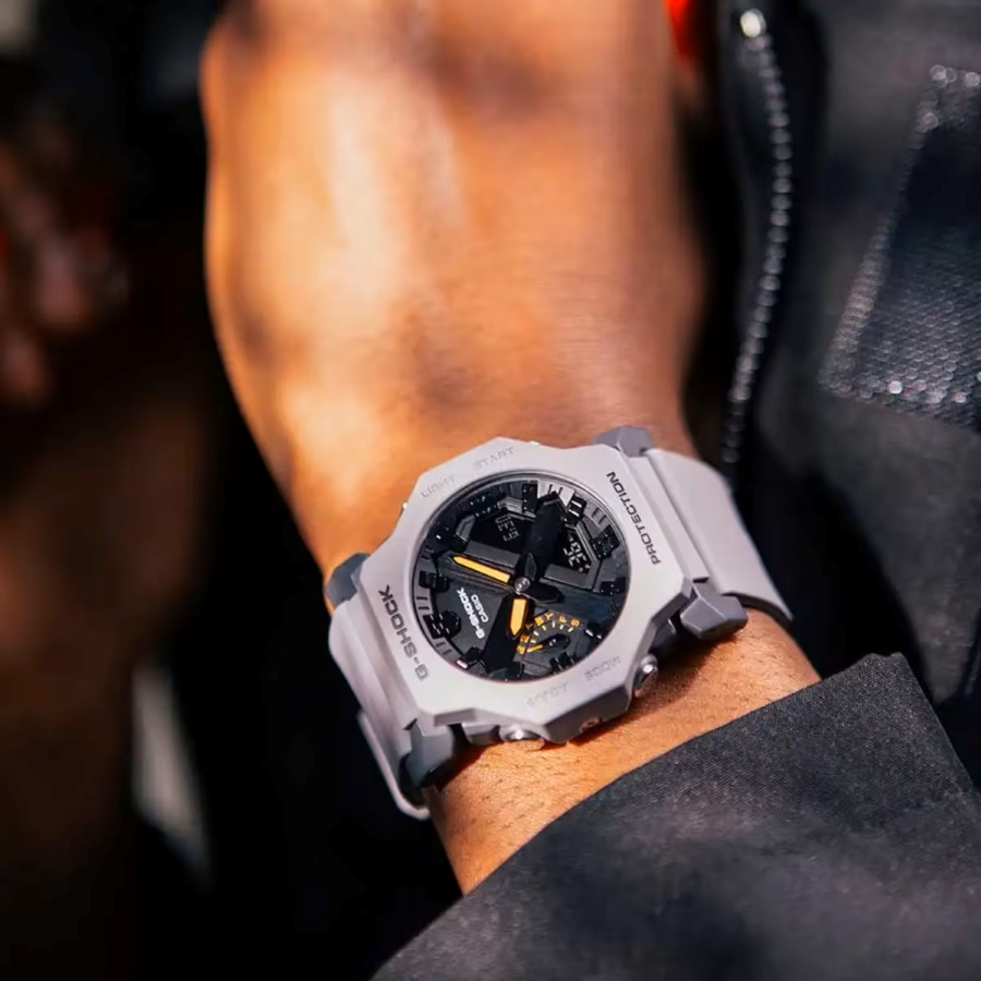 Casio G-Shock GA-2300-8ADR có thân, vỏ làm từ resin.
