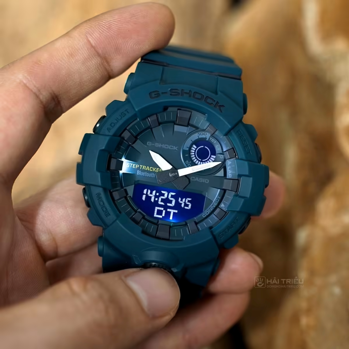 Bật đèn LED kép trên mẫu G-Shock GBA-800-3ADR.