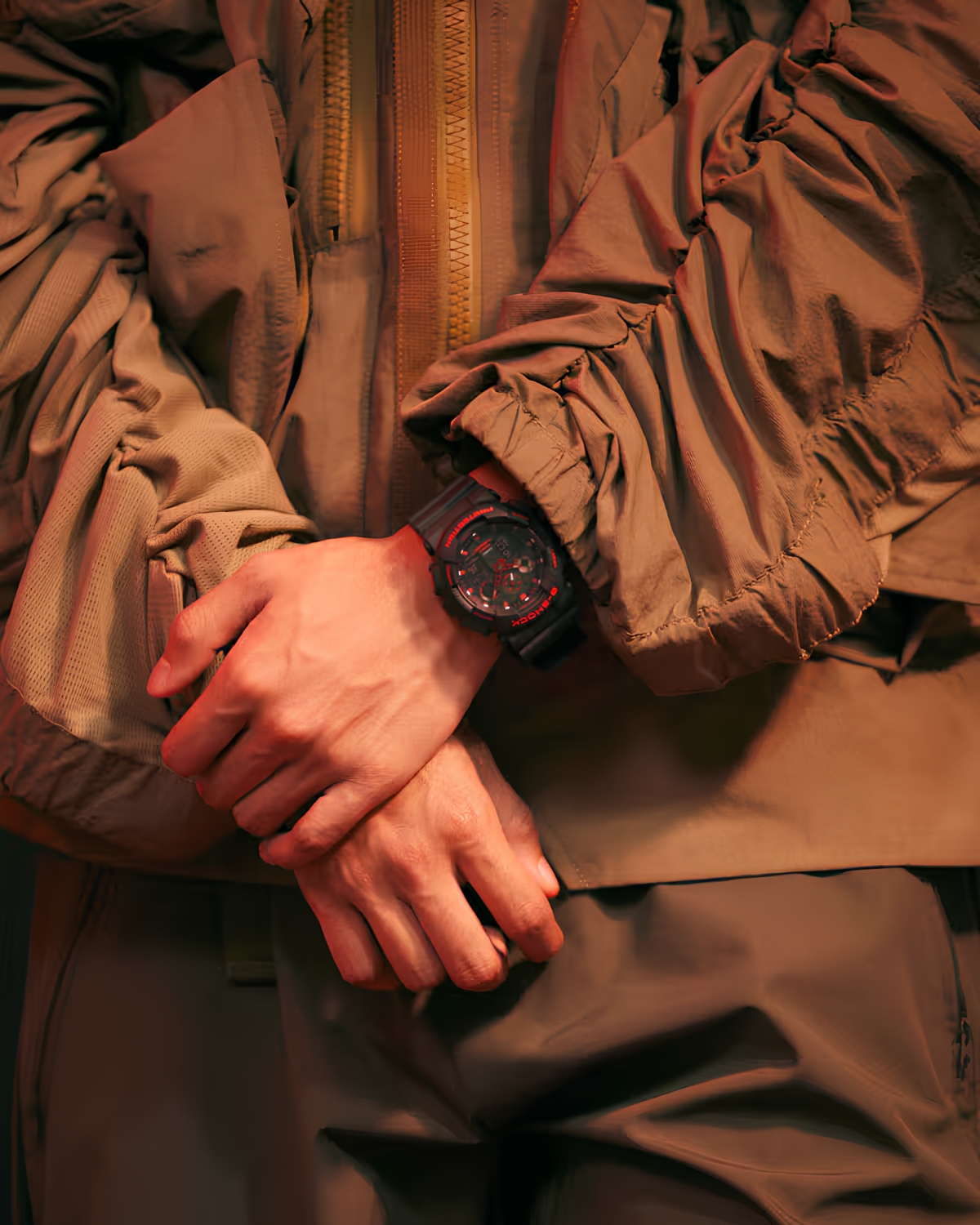 Mẫu GA-100BNR-1ADR tông đen với các điểm nhấn đỏ.