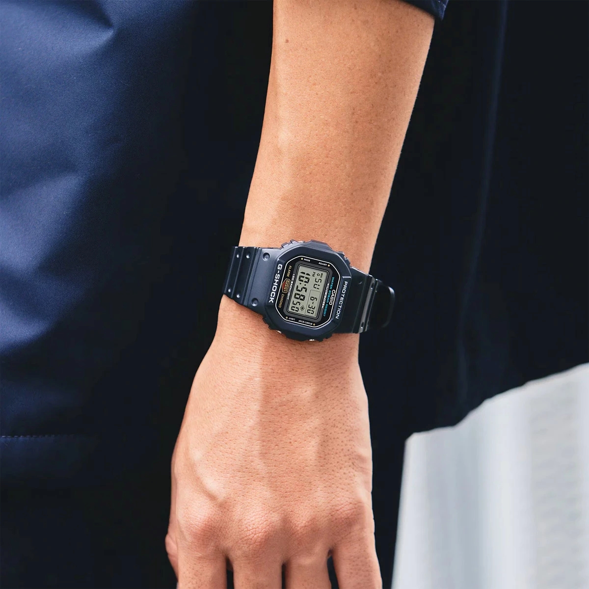 Mẫu G-Shock DW-5600UE-1 dây resin nhẹ và bền.