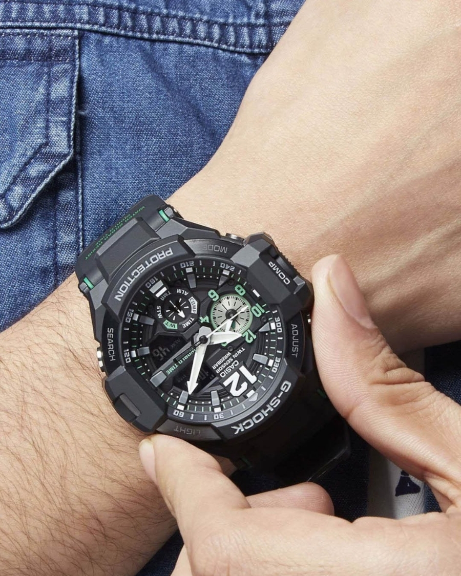Casio G-Shock GA-1100 trên cổ tay nam.
