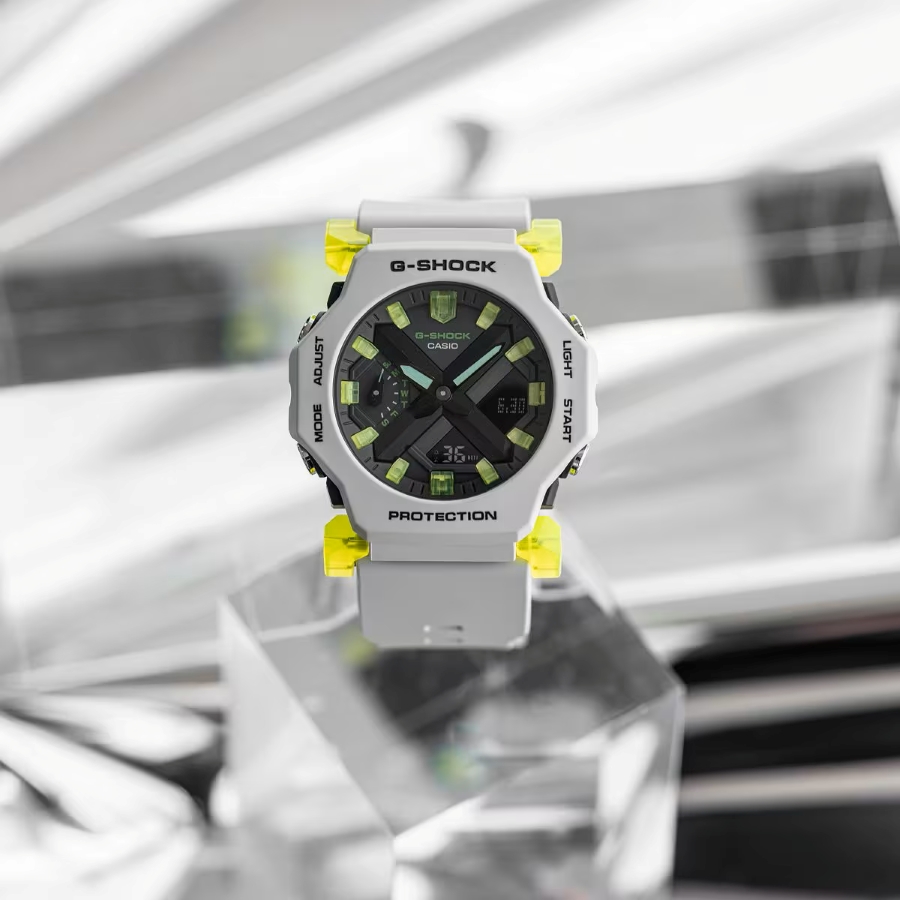 GA-2300MW-8A với tai dây lộ thiên màu vàng neon.