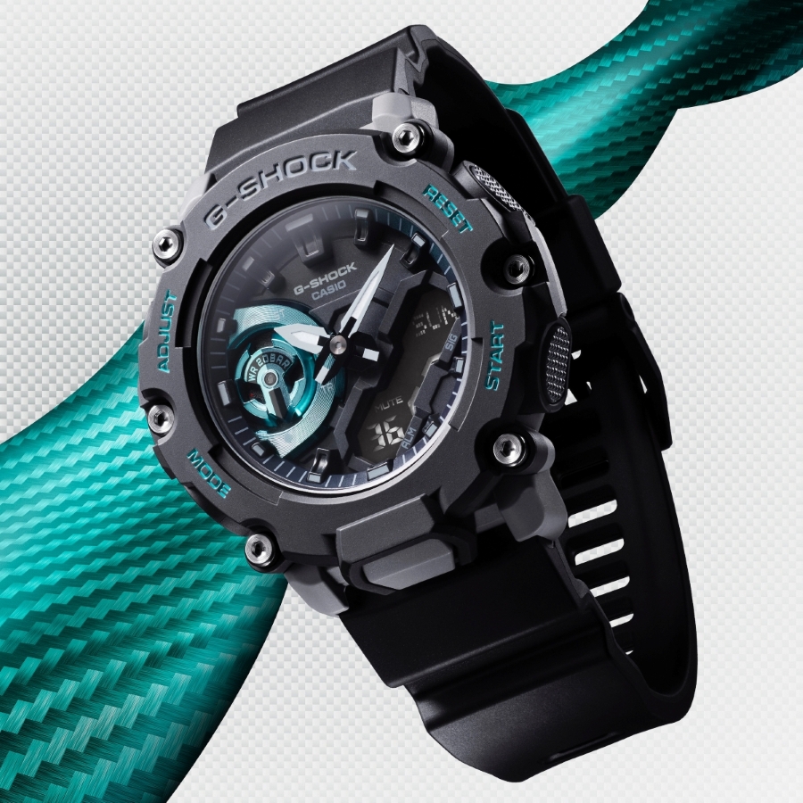 Đồng hồ GA-2200M-1A với mặt số phụ màu xanh nổi bật.