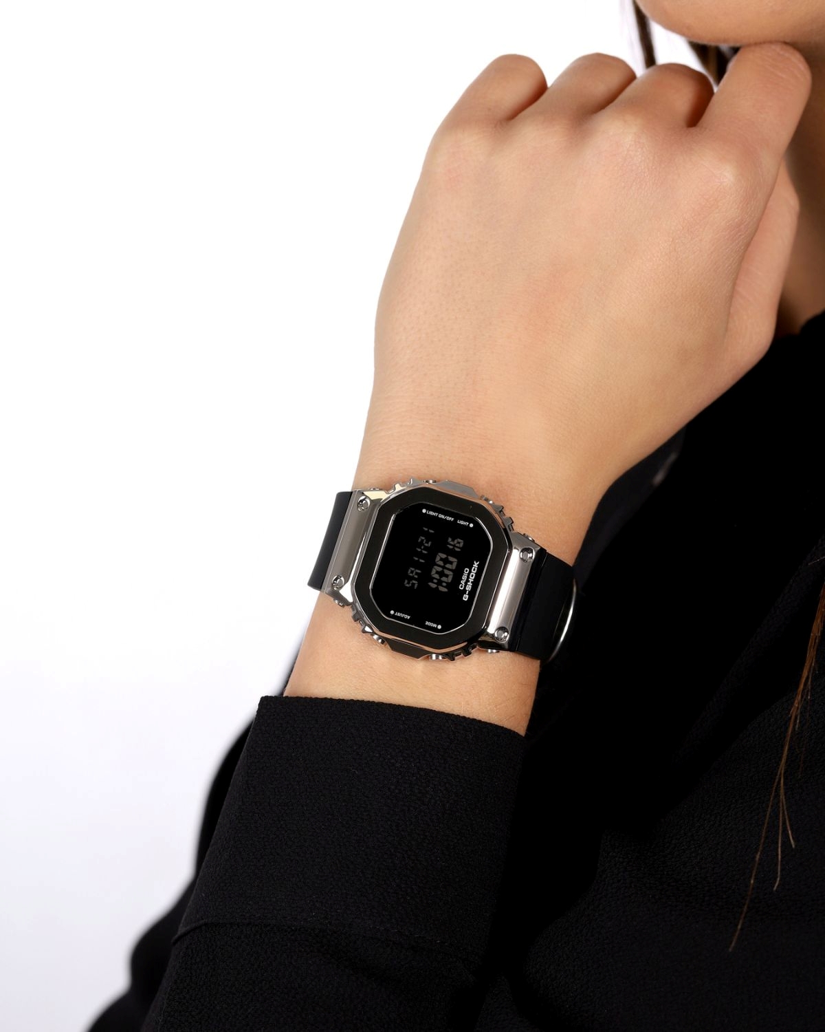 Đồng hồ G-Shock đen tối giản dễ phối đồ.