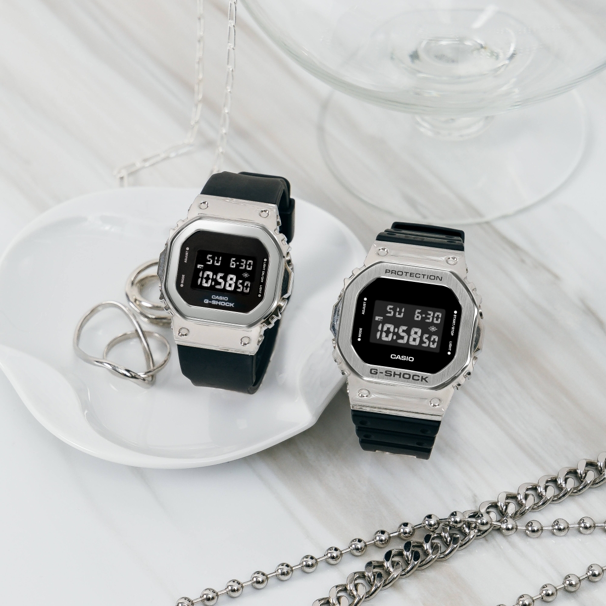 G-Shock GM-S5600-1 và GM-5600-1 khác biệt chủ yếu về kích thước.