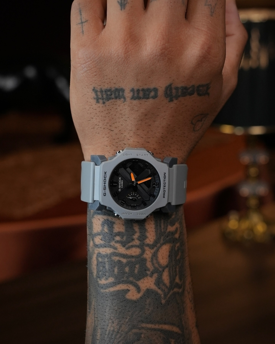 Đồng hồ G-Shock GA-2300-8ADR ôm cổ tay khi đeo.