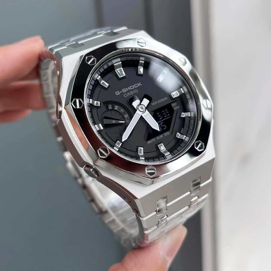 Mẫu GA-2100 custom kim loại màu bạc tạo cảm giác cao cấp.
