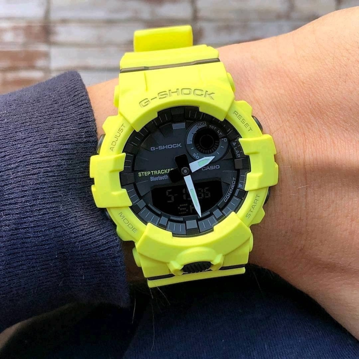Đồng hồ Casio G-Shock GBA-800-9ADR màu vàng nổi bật.