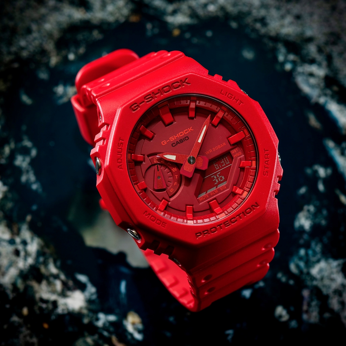 Đồng hồ GA-2100-4A màu đỏ thu hút.
