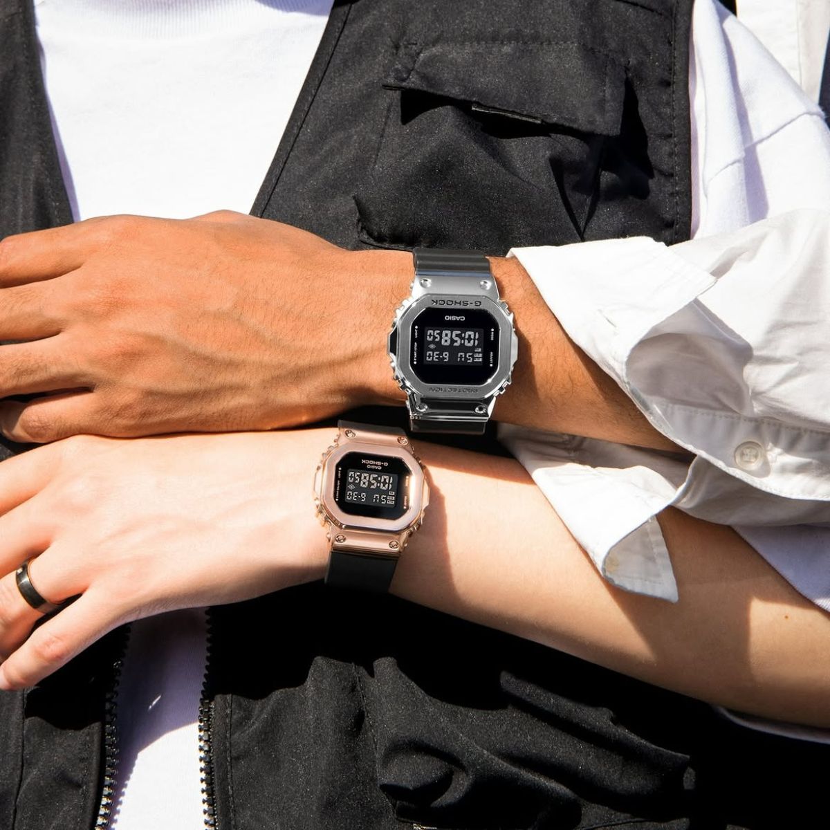 Đeo đôi hai mẫu G-Shock GM-S5600-1 và GM-5600-1.
