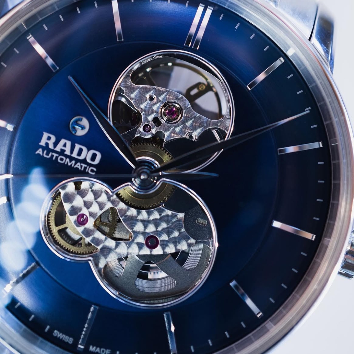 Chuyển động nhịp nhàng của đồng hồ Rado Coupole Automatic.