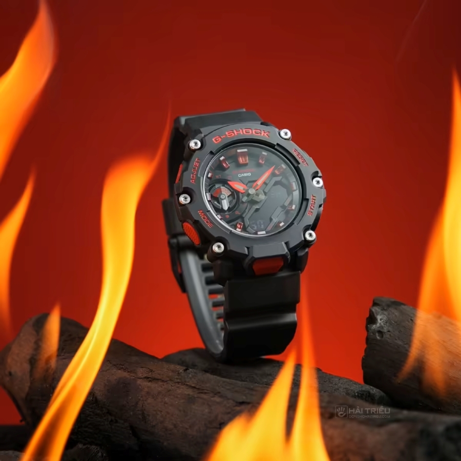 Casio G-Shock GA-2200BNR-1ADR với nút bấm phía trước.