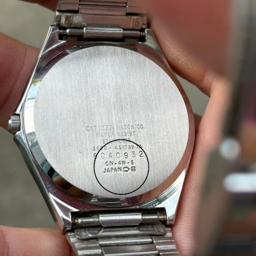 Bộ máy quartz trên chiếc Citizen Forma GN-4W-S.