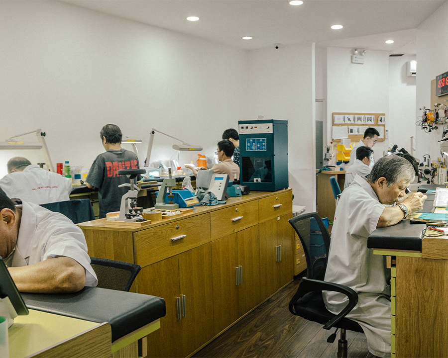 Kỹ thuật viên kiểm tra và bảo dưỡng đồng hồ Citizen chính hãng.