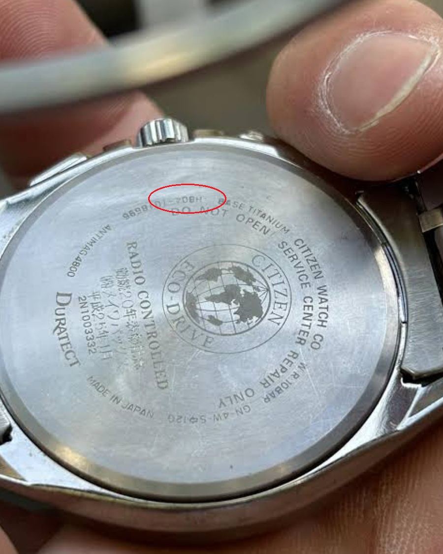Mã Caliber H804 được khắc trên nắp lưng giúp bạn tra đúng hướng dẫn điều chỉnh cho từng mẫu đồng hồ.