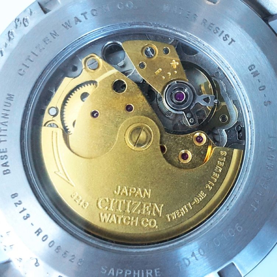 Bộ máy Citizen Caliber 8213 sử dụng kim giây phụ, khác cách bố trí kim giây của Caliber 8210 rõ rệt.