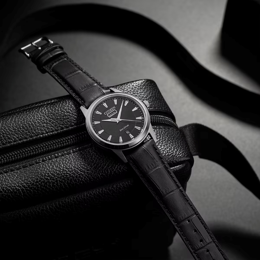 Citizen Eco-Drive AW0100-27E dây da đen, mặt số tối màu và bộ máy sạc lại nhờ ánh sáng.