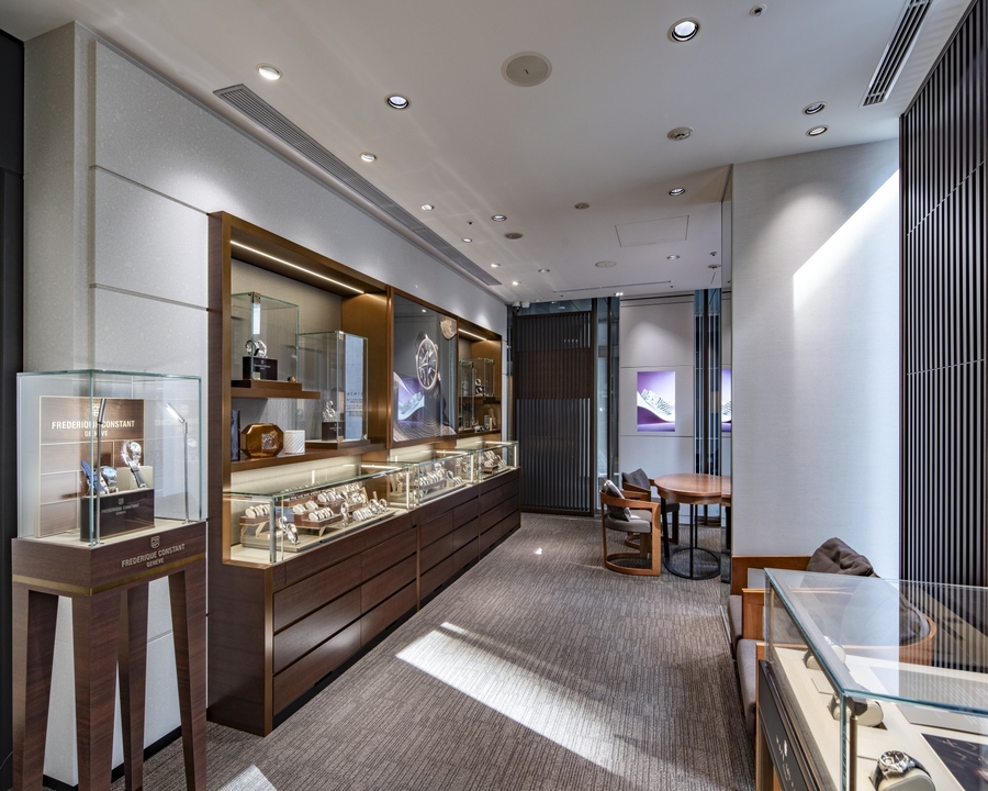 Citizen Flagship Store Tokyo, Ginza Six. Hai biển hiệu lớn màu trắng liệt kê tên cửa hàng và các thương hiệu đồng hồ của Citizen Watch Group.