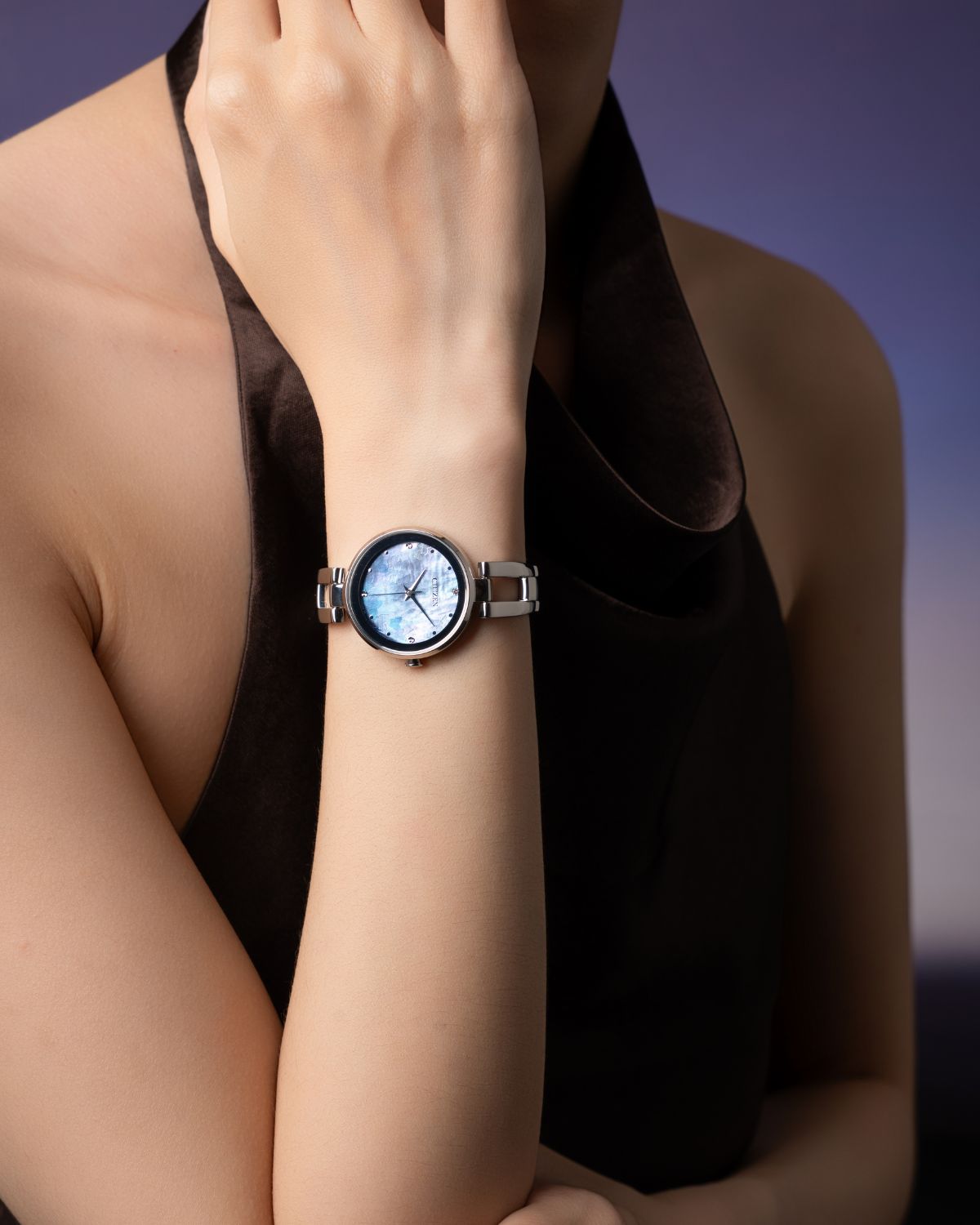 Citizen nữ mặt tròn đính đá ở cọc giờ