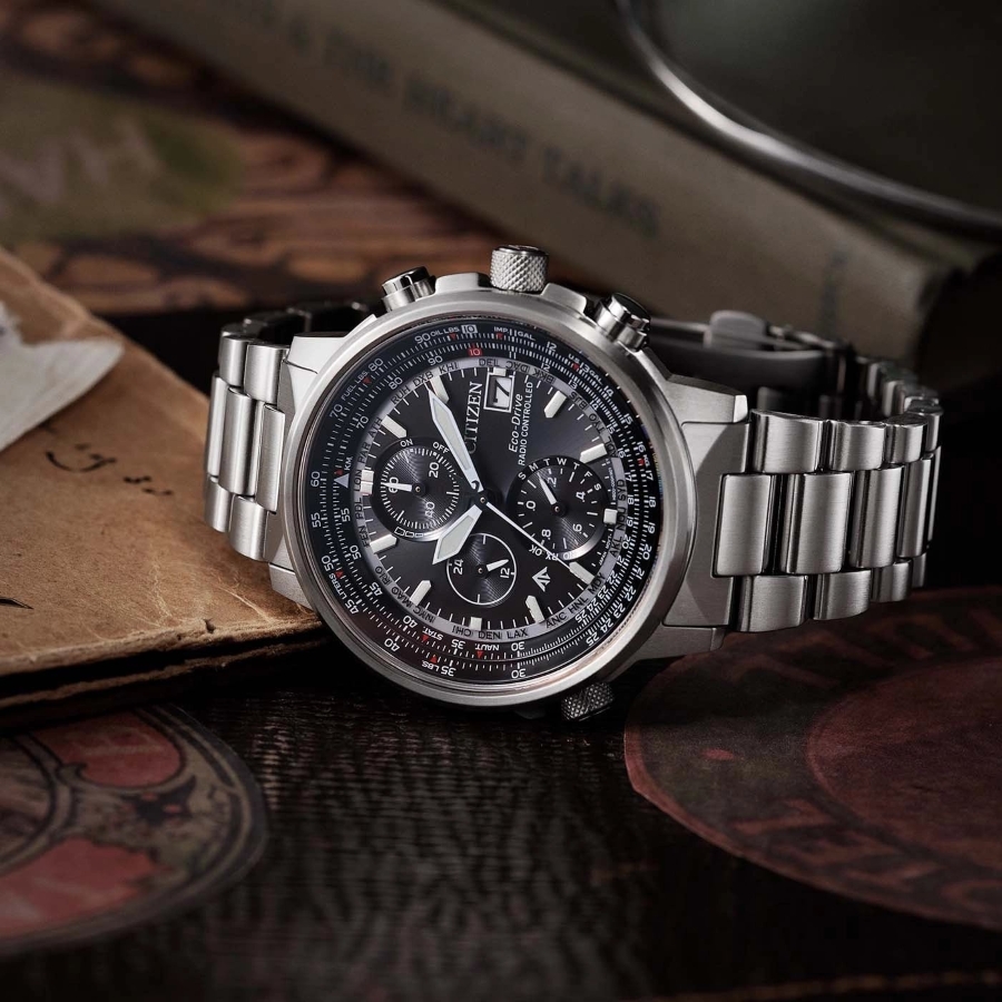 Citizen Promaster Sky AT8300-58E nổi bật với mặt số phi công và nhiều chức năng hỗ trợ di chuyển xa.