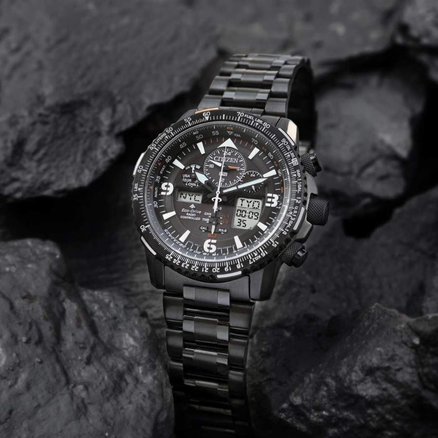 Citizen Promaster Skyhawk Radio Controlled JY8085-81E, có màn hình Ana-Digi cùng mặt số công cụ lớn.
