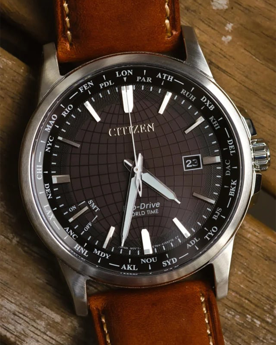 Mặt số Citizen World Time có vòng tên thành phố, hỗ trợ theo dõi và chuyển đổi nhiều múi giờ.