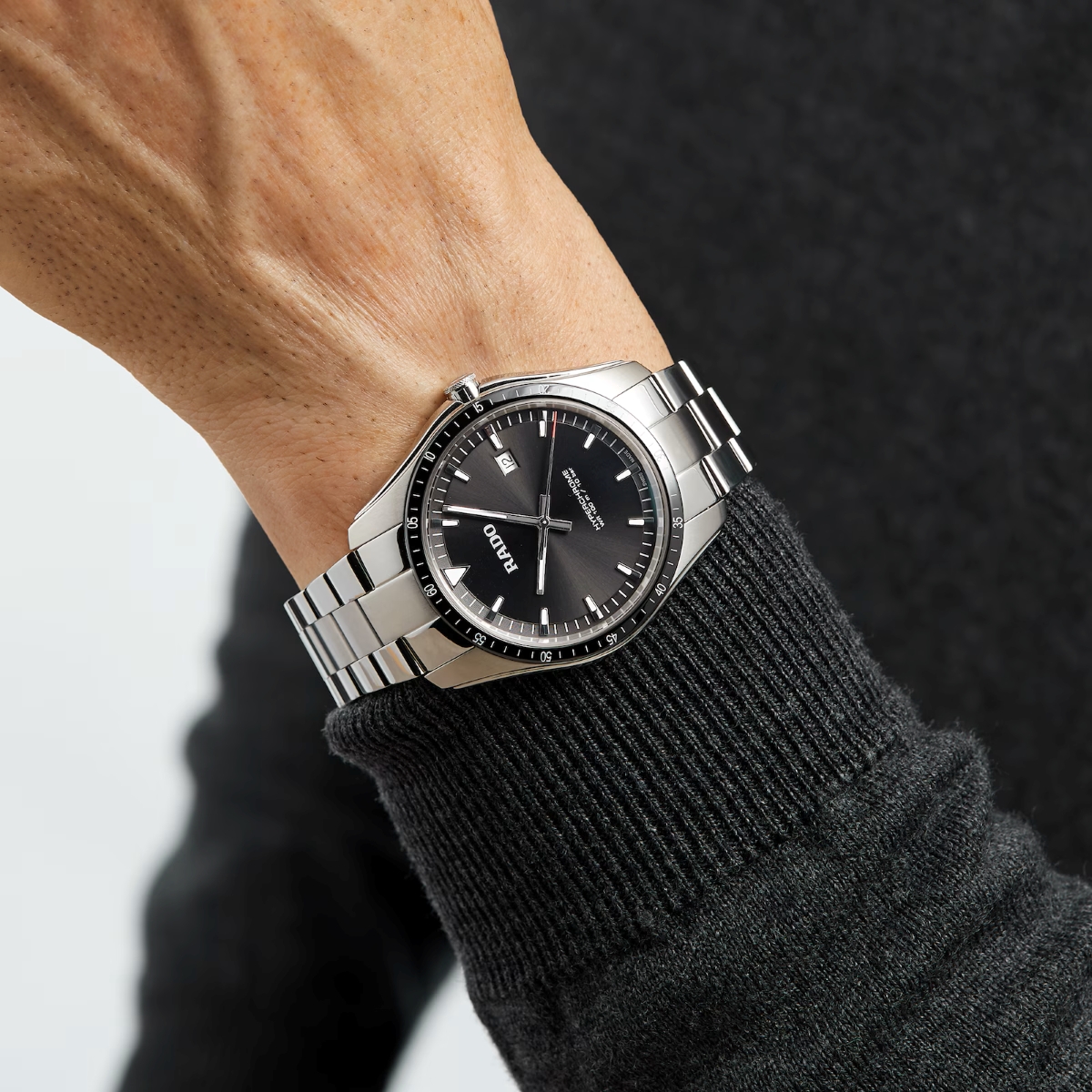 Nam đeo đồng hồ Rado HyperChrome.