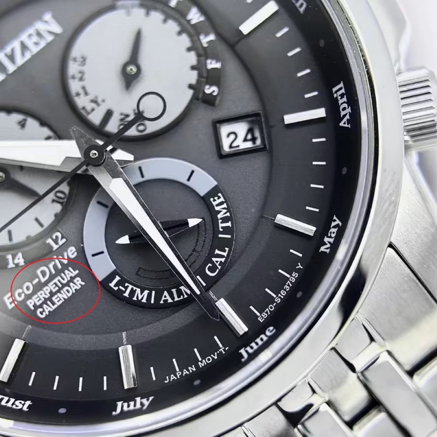 Cận cảnh mặt số đồng hồ Citizen Eco-Drive Perpetual Calendar hiển thị lịch vạn niên, kim giây chỉ tháng và năm nhuận.