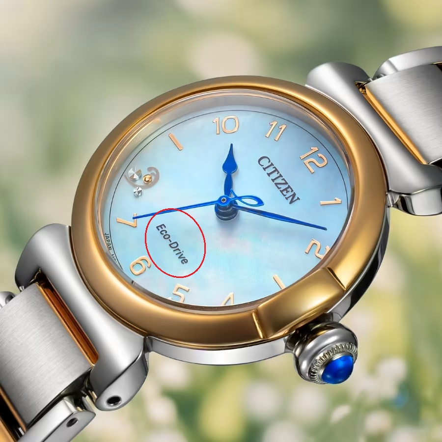 Đồng hồ Citizen L EM1136-87D có ký hiệu Eco-Drive, cho biết cơ chế sạc bằng ánh sáng.