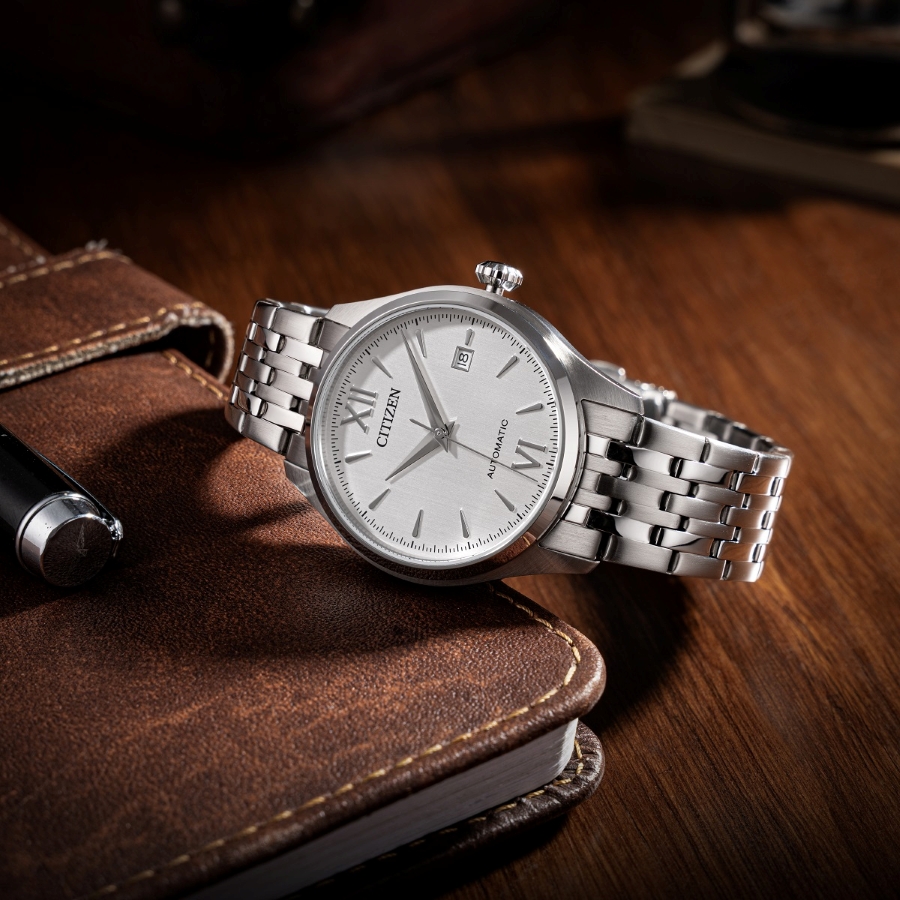 Citizen Mechanical NJ0240-55A có vỏ và dây thép không gỉ, bền bỉ và thuận tiện bảo trì.