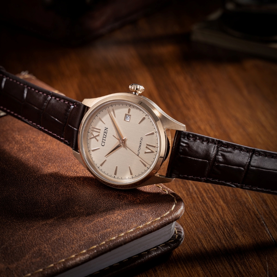 Citizen Mechanical NJ0243-06A có thiết kế cơ khí dễ tiếp cận, phù hợp người muốn nhập môn đồng hồ automatic Nhật ở mức giá hợp lý.