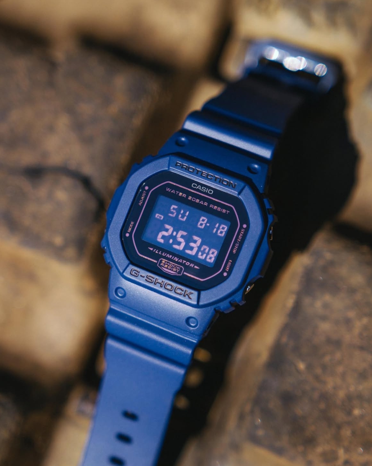 Mẫu G-Shock DW-5600BBM-2DR với mặt số vuông cổ điển 42,8mm.
