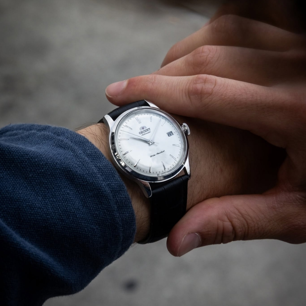 Trên tay là mẫu đồng hồ Orient Bambino