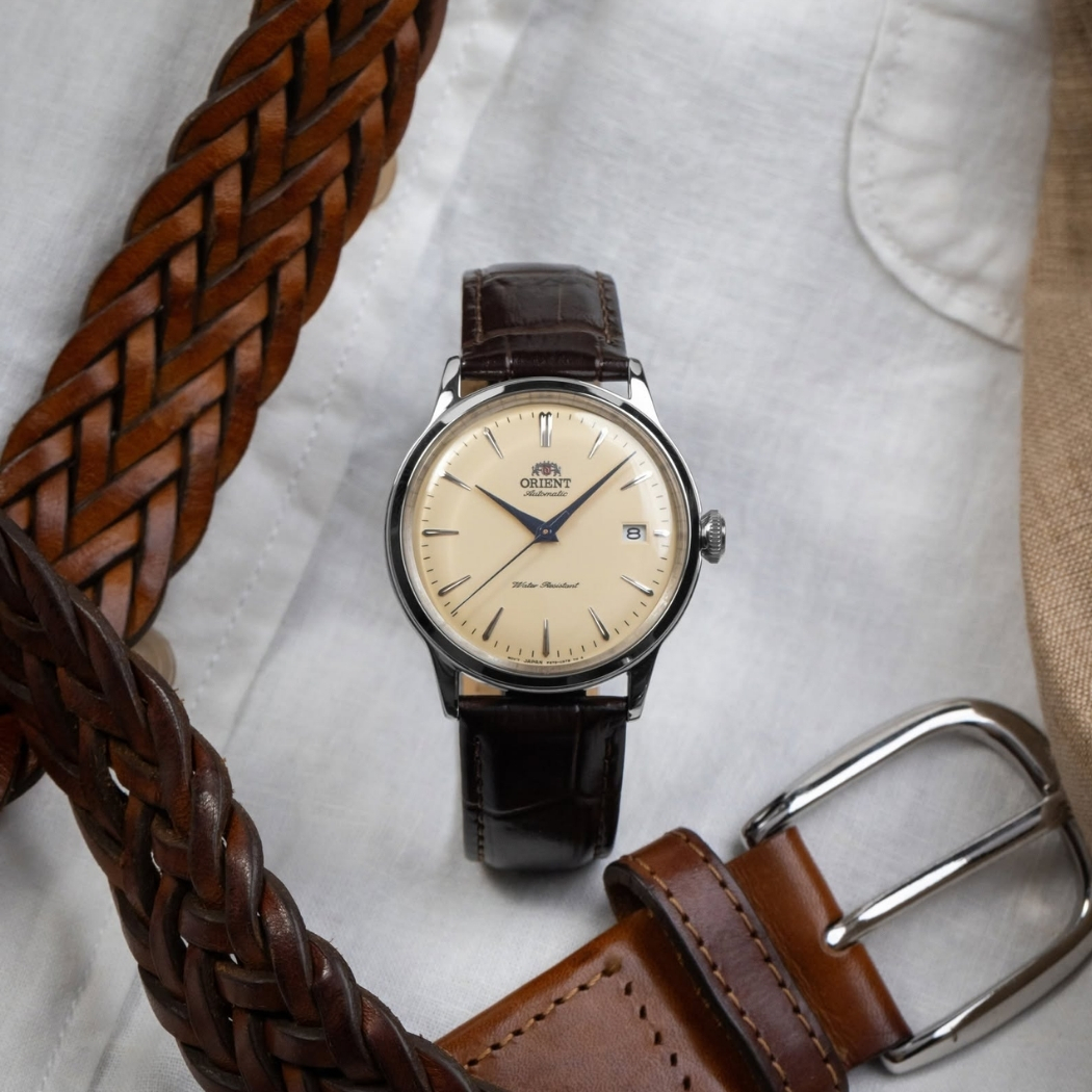 Mặt kính cong trên đồng hồ Orient Bambino