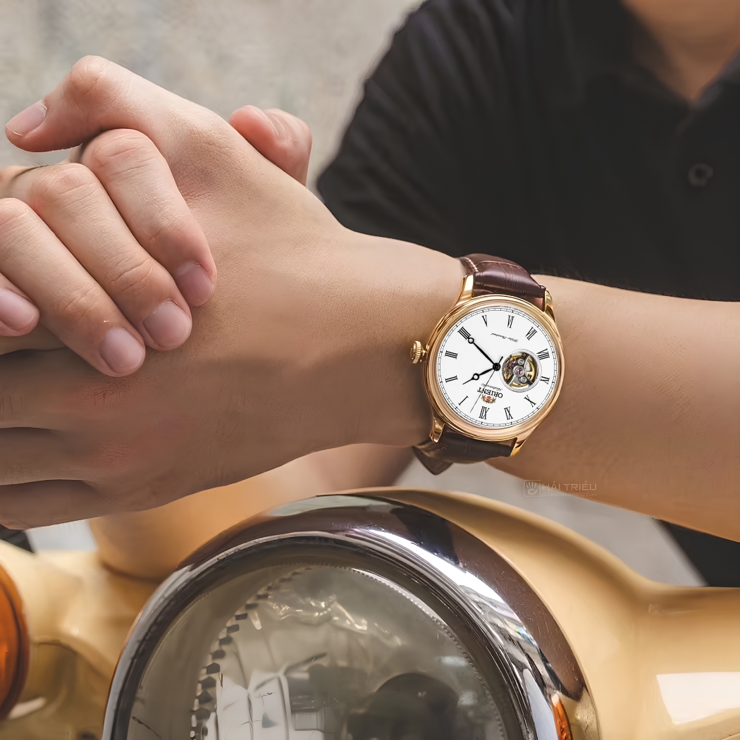 Mẫu đồng hồ Orient mạ vàng khi đeo trên tay