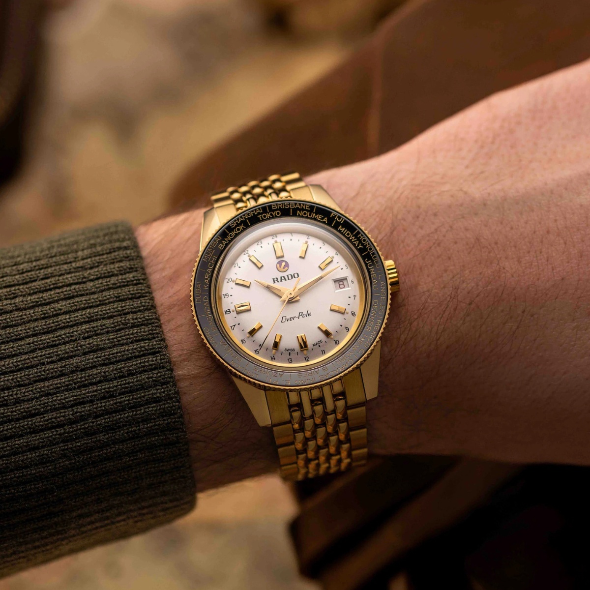 Rado Captain Cook Over-Pole R32193018 tái hiện mẫu lặn cổ điển cùng kính sapphire và vành bezel gốm.
