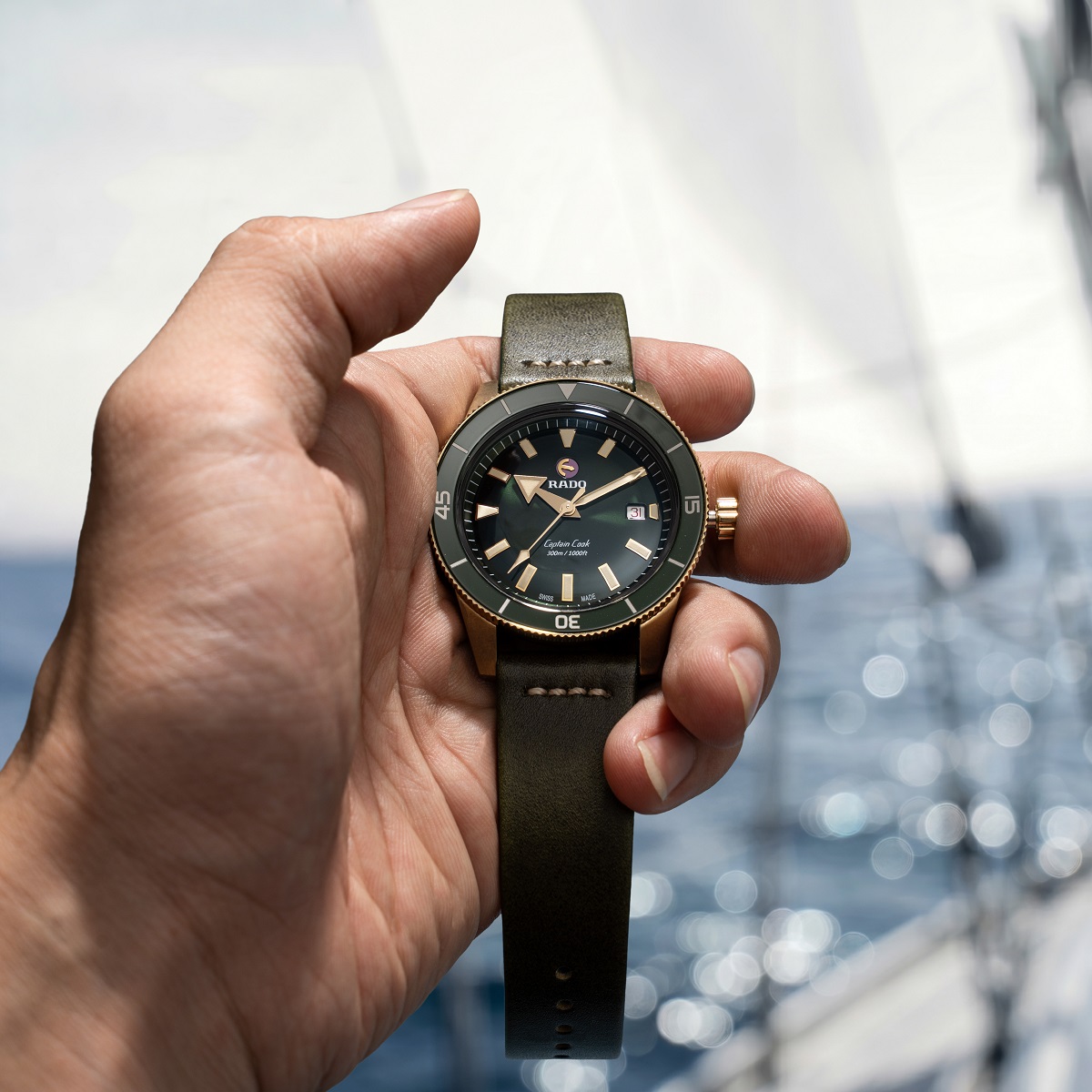 Rado Captain Cook R32504315 có thiết kế lặn cổ điển, vật liệu cao cấp và giá ở phân khúc cao hiện nay.