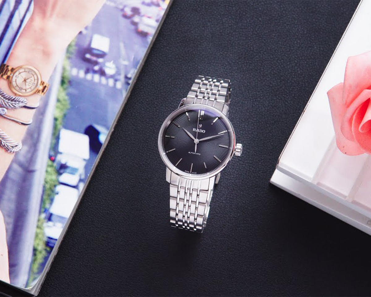 Đồng hồ Rado Coupole R22862154 nữ máy cơ, mặt số tròn, tỷ lệ cổ điển và dễ đeo mỗi ngày trên cổ tay.