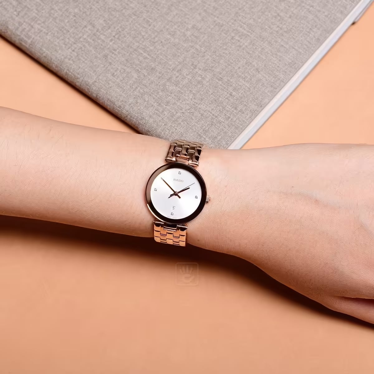 Đồng hồ Rado Florence R48873734 dành cho nữ, mặt số nhỏ gọn, thiết kế thanh lịch, dễ phối nhiều dịp.