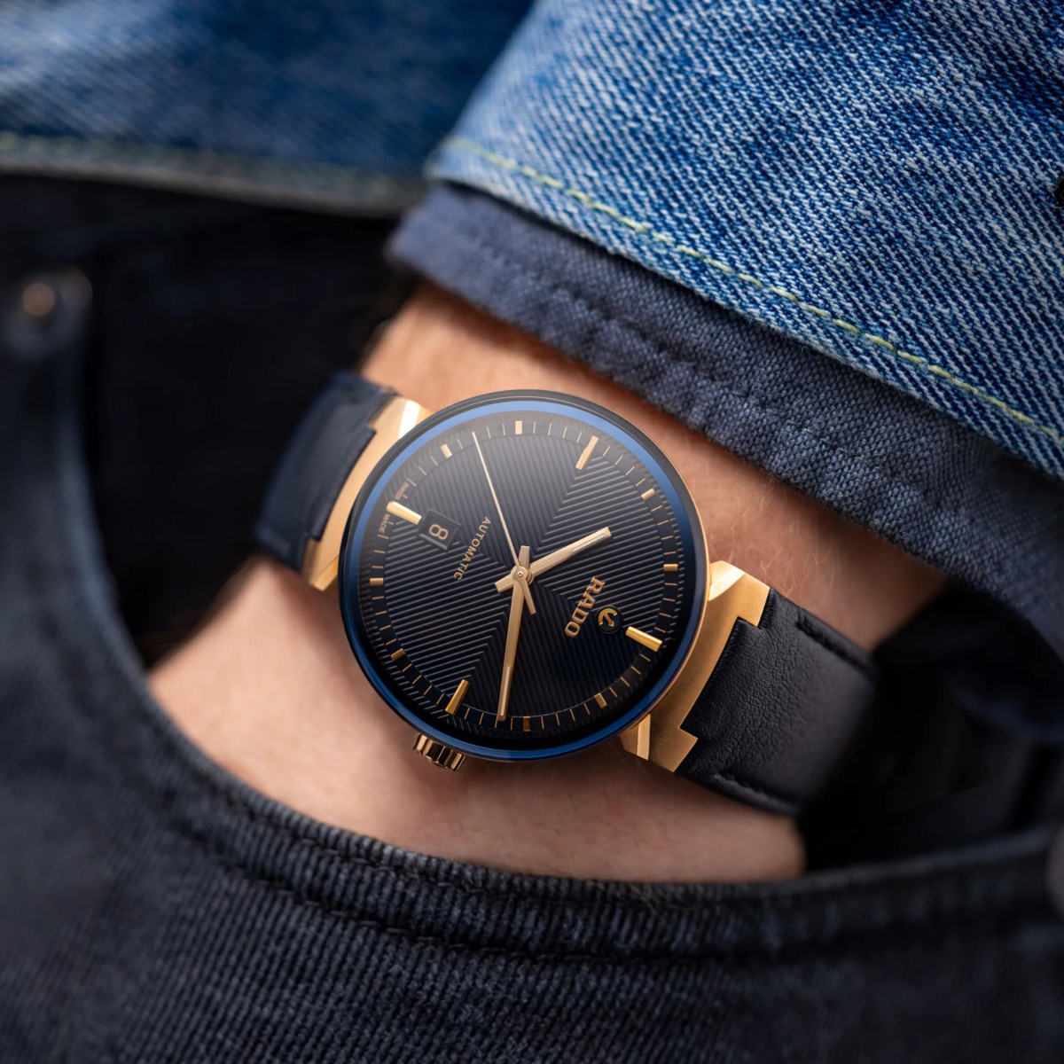 Rado Florence R48905205 phối cùng trang phục công sở, tạo vẻ thanh lịch và chỉn chu khi gặp đối tác.